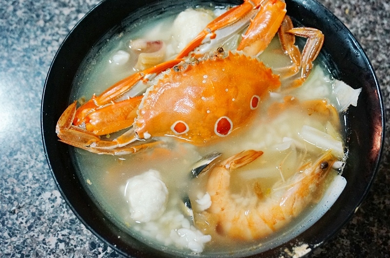 【三峽美食】黑皮海鮮料理 只要100元卻有一整隻螃蟹的黑皮海鮮粥｜黑皮海鮮菜單｜三峽黃昏市場 @PEKO の Simple Life