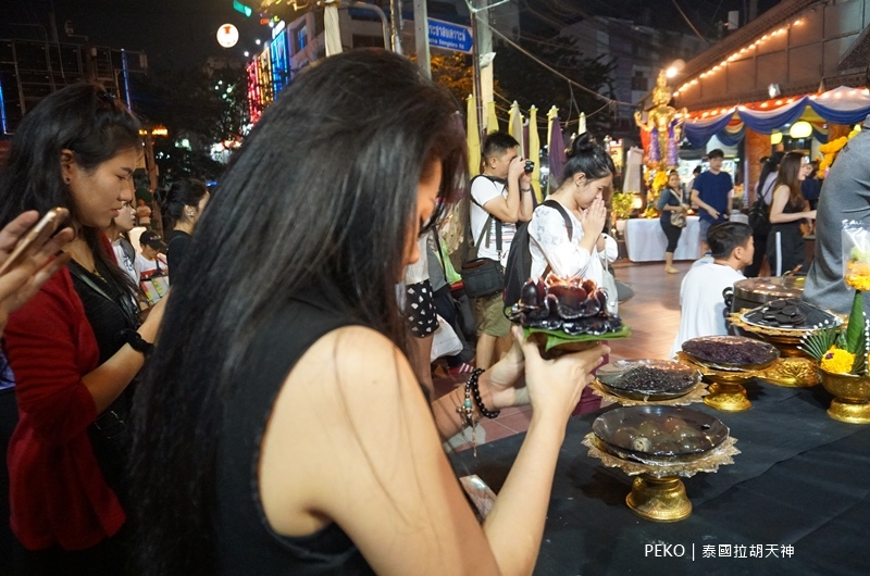 【泰國曼谷拜拜】泰國拉胡天神拜法、黑色供品、還願｜RAHU 泰國防小人｜泰天神殿、近MRT惠恭王站、匯狂夜市Huai Khwang Market @PEKO の Simple Life