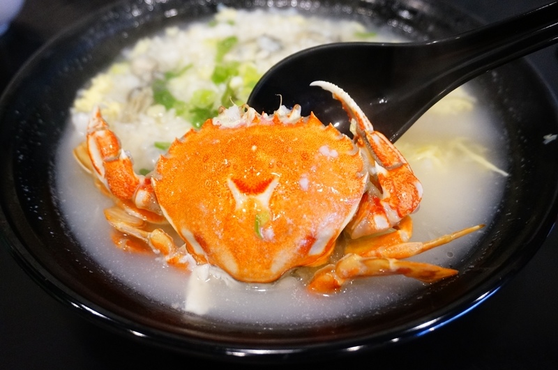 【三峽美食】黑皮海鮮料理 只要100元卻有一整隻螃蟹的黑皮海鮮粥｜黑皮海鮮菜單｜三峽黃昏市場 @PEKO の Simple Life