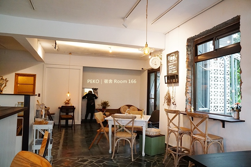 【板橋咖啡廳】宿舍 Room 166 白天是老宅咖啡廳，夜晚變身復古餐酒館（現為老地方咖啡） @PEKO の Simple Life