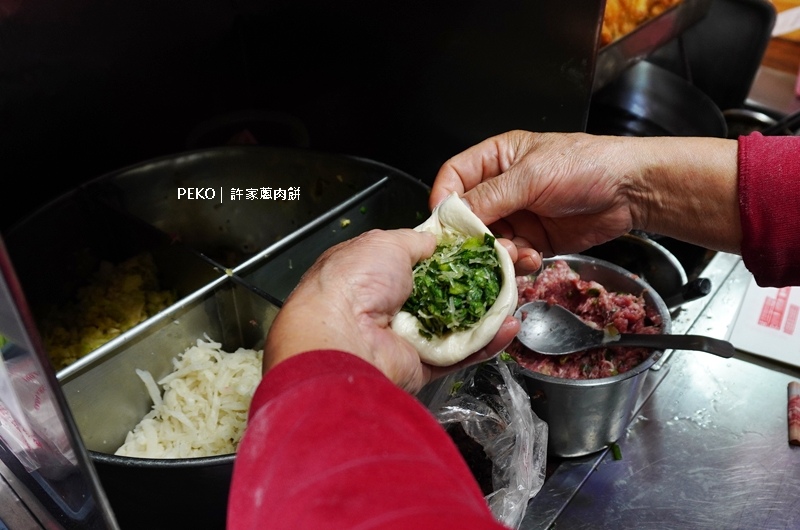 【桃園火車站美食】許家蔥肉餅 飄香40年的好吃餡餅｜菜單 @PEKO の Simple Life